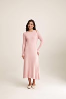 فستان محبوك بكتف مكشوف