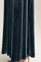 فستان مخمل بتفاصيل مزمومة