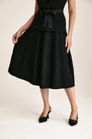 تنورة لامعة بقصة واسعة