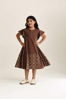 فستان مُطرز بكسرات