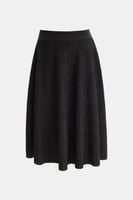 تنورة لامعة بقصة واسعة