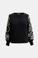 بلوزة بأكمام مزينة بورود