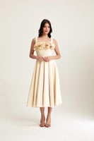 فستان بحمالات بورود بارزة