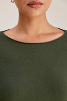 بلوزة محبوكة بأكمام ضيقة