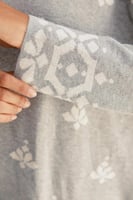 بلوزة واسعة مزينة بنقوش