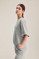 بلوزة واسعة بأكمام رجلان