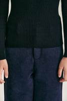 بلوزة أساسية بياقة عالية