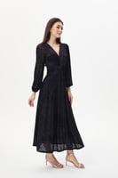 فستان بنقوش مخملية