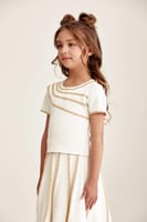 بلوزة بأكمام قصيرة وتفاصيل لامعة