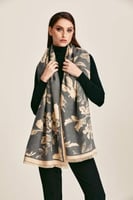 وشاح شتوي بنقوش موردة