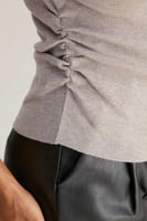 بلوزة محبوكة بتفاصيل مزمومة