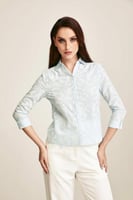 قميص مطبع بأكمام مزررة