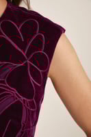 بلوزة مخمل مُطرزة