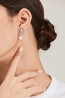 حلق فراشة مزين باللؤلؤ