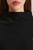 بلوزة واسعة مزينة بورود