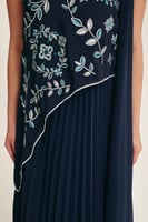 فستان مٌطرز بلا أكمام