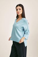 بلوزة واسعة بياقة V