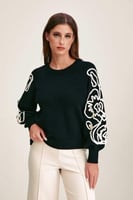 بلوزة بأكمام مزينة بورود