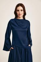 بلوزة بأكتاف بطيات