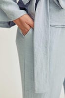 بلوزة بنمط لف برباط