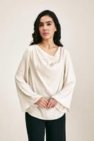 بلوزة واسعة بياقة متدلية