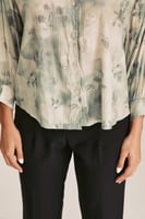 قميص مورد بقصة فضفاضة