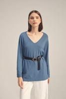 بلوزة محبوكة بقصة واسعة