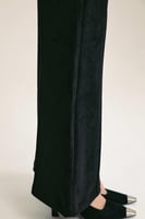 بنطلون بقصة واسعة من أسفل