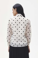 قميص منقط بياقة بربطة