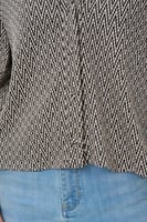 قميص بنقوش متعرجة