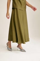 تنورة بقصة واسعة