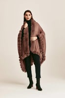 وشاح بونشو شامواة مزين بالفرو