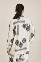 قميص مطيع بقصة واسعة