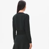 بلوزة بنقوش متعرجة