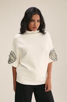 بلوزة واسعة بورود بارزة