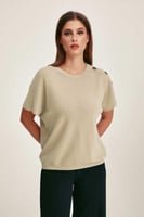 بلوزة مزينة بأزرار