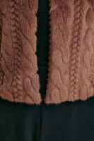 جاكيت فرو بلا أكمام