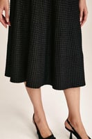 تنورة لامعة بقصة واسعة