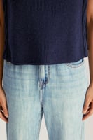 بلوزة بلا أكمام بقصة مفتوحة