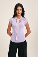 بلوزة بياقة بربطة