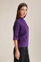 بلوزة بتفاصيل مُطرزة