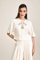 بلوزة مُخرمة ومزينة بالتطريز