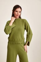 بلوزة مزينة بفتحات