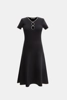 فستان بأكمام قصيرة بتفاصيل لامعة