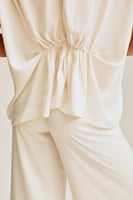 بلوزة واسعة بتفاصيل مزمومة