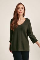 بلوزة محبوكة بقصة فضفاضة