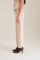 بنطلون بقصة أرجل واسعة