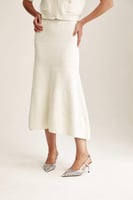 تنورة محبوكة بتفاصيل لامعة