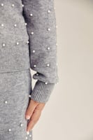 كارديغان مزين باللؤلؤ