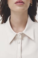 قميص بأكمام منسدلة